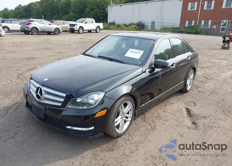 2012 Mercedes-Benz C 300 Luxury 4Matic/Sport 4Matic из США, поврежденный, VIN WDDGF8BB9CR234556